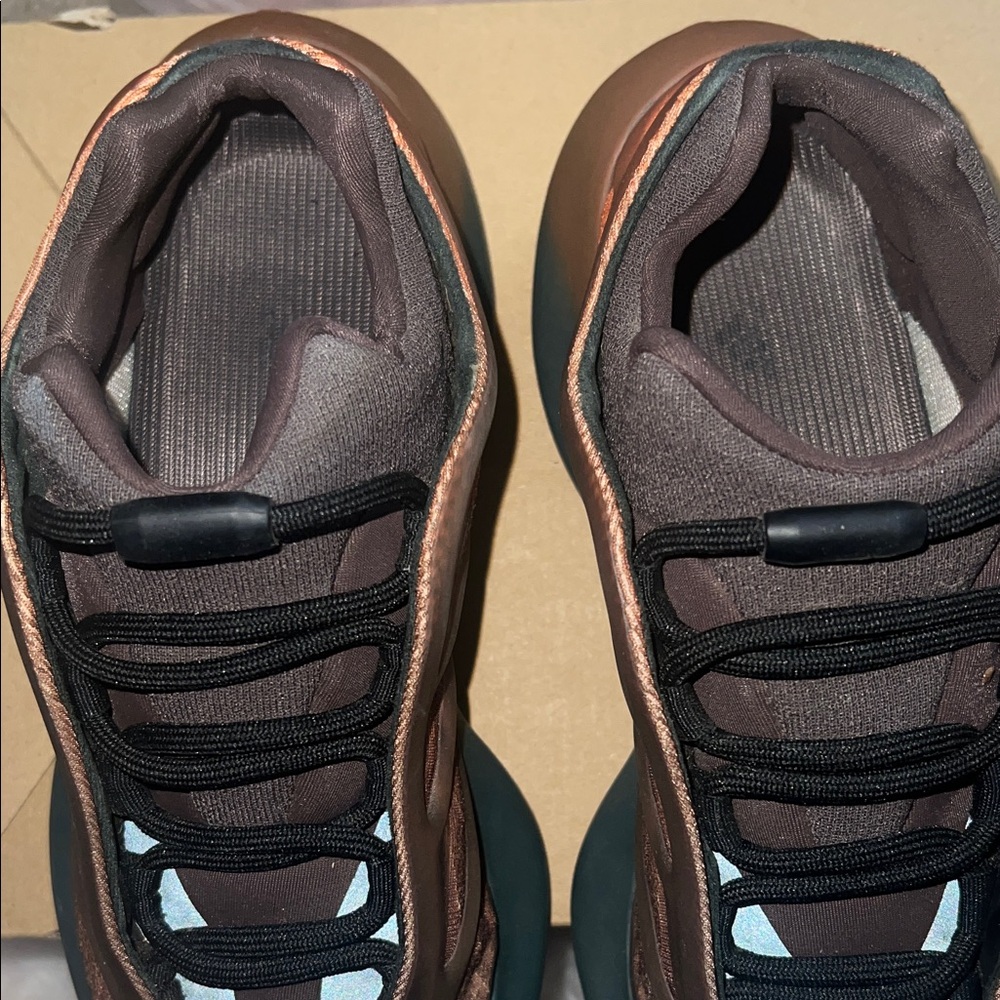 Adidas YEEZY 700 V3 Copper Fade - Picture 7 of 8